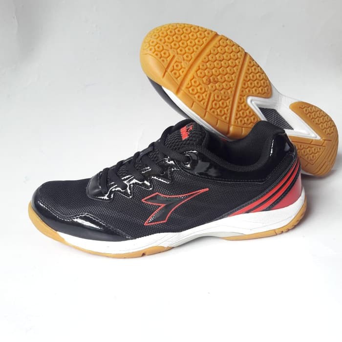 Diadora badminton sale