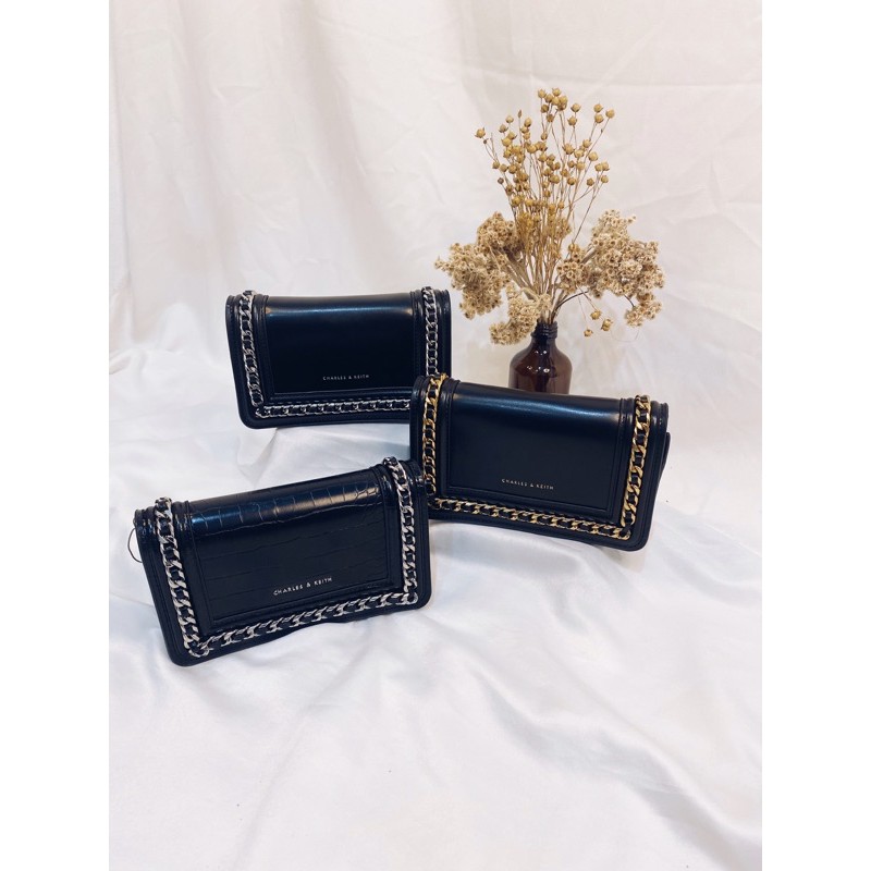 Chain store rimmed clutch