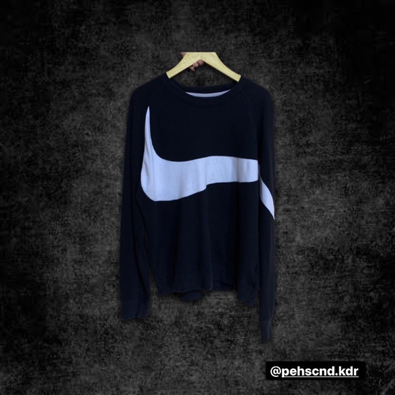 Nike big swoosh on sale crewneck