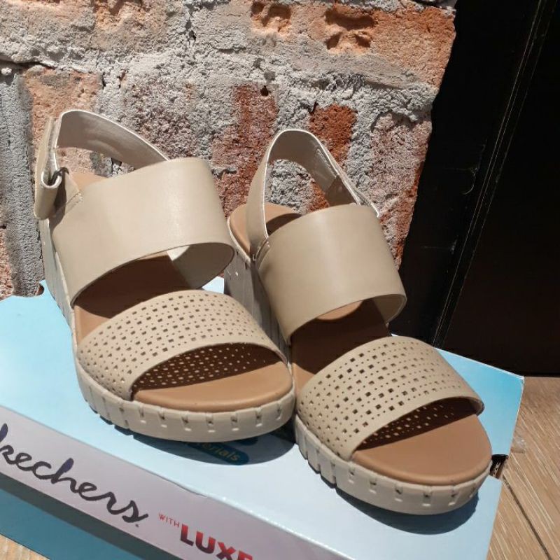 Skechers sandals luxe foam hot sale