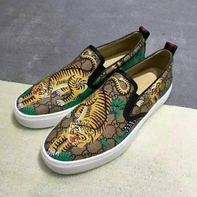 Gucci tiger cheap slip on