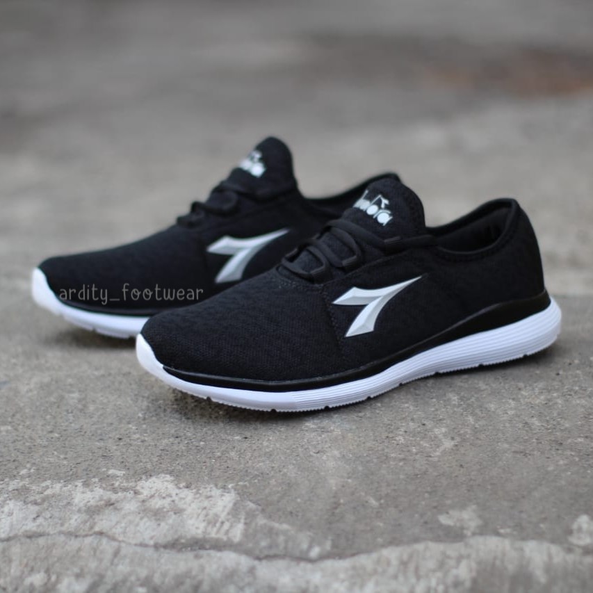 Jual Sepatu Diadora Giusano Black Slip On ORIGINAL Shopee Indonesia