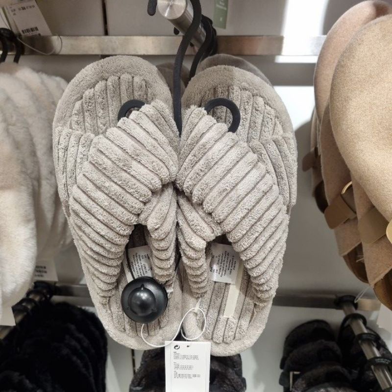 Sandal store bulu h&m