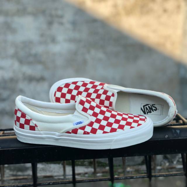 Red and white hot sale checkered vans slip on