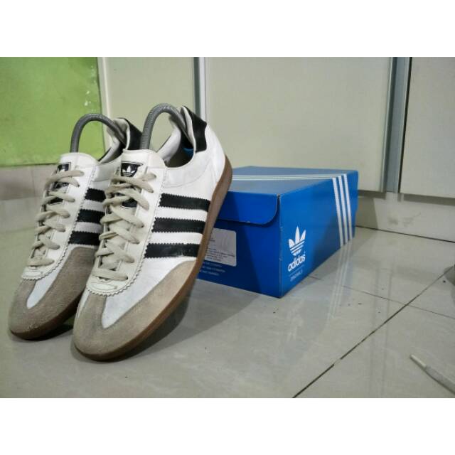 Sepatu shop adidas universal