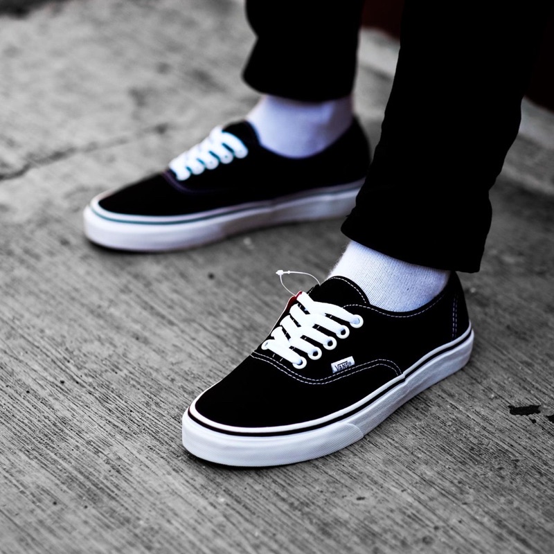 Black and clearance white vans authentic