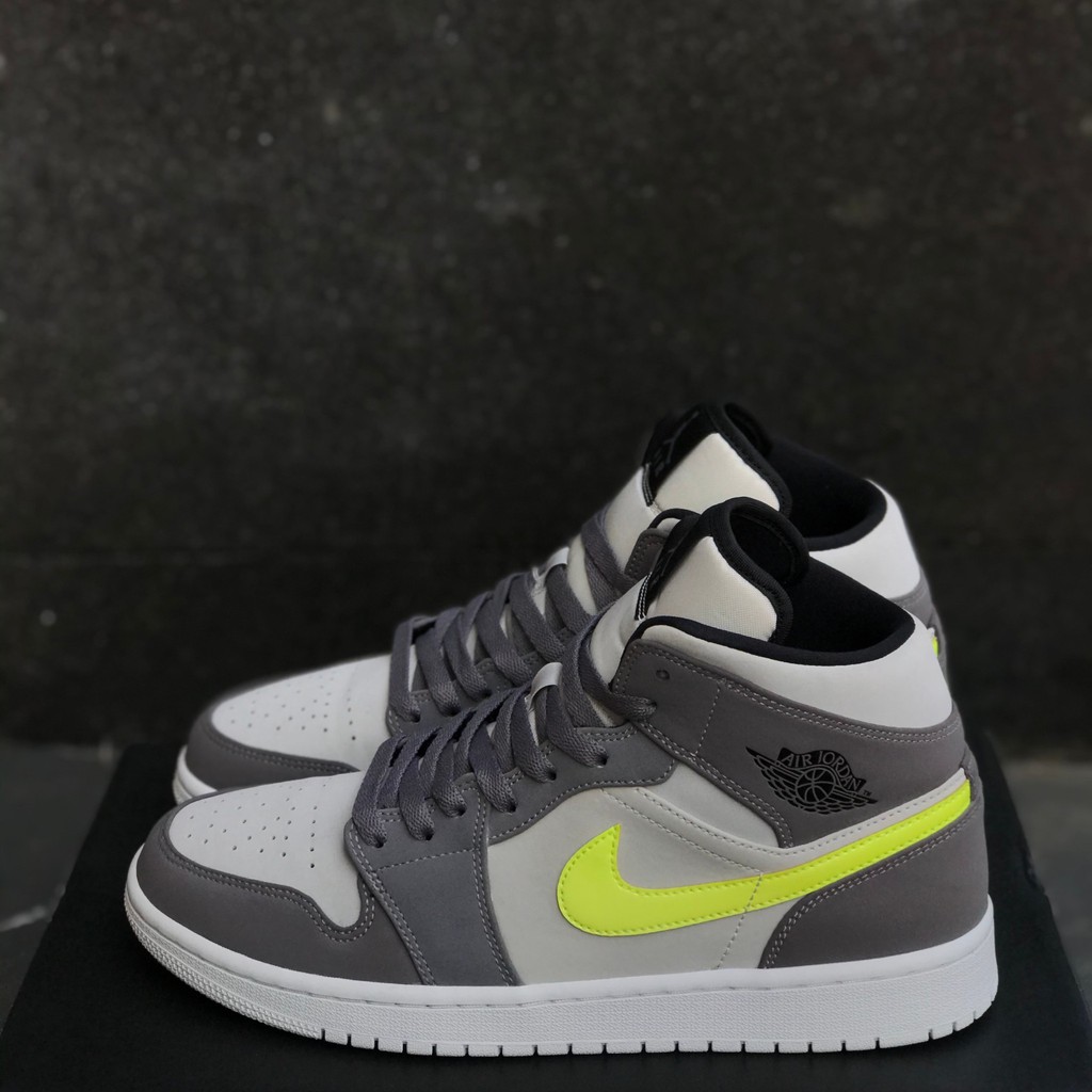 Jordan 1 mid gunsmoke on sale volt