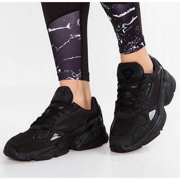 All black deals adidas falcon