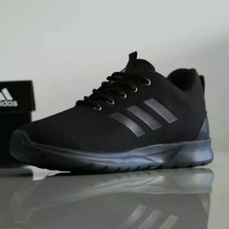 Sepatu sneakers full on sale black