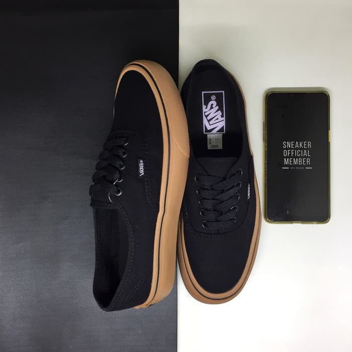 Vans classic hotsell black gum sole