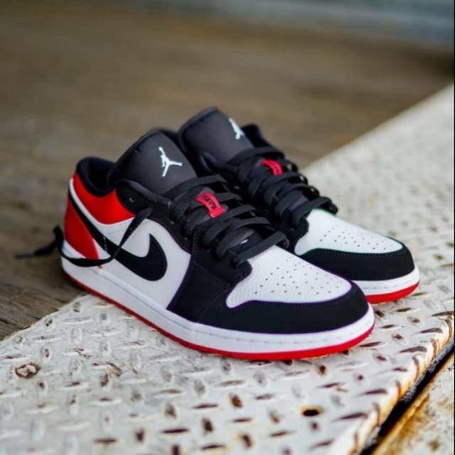 Harga air jordan deals 1 low black toe