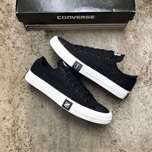 Converse shop undefeated original