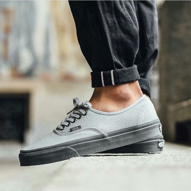 Vans authentic 2025 grey black sole