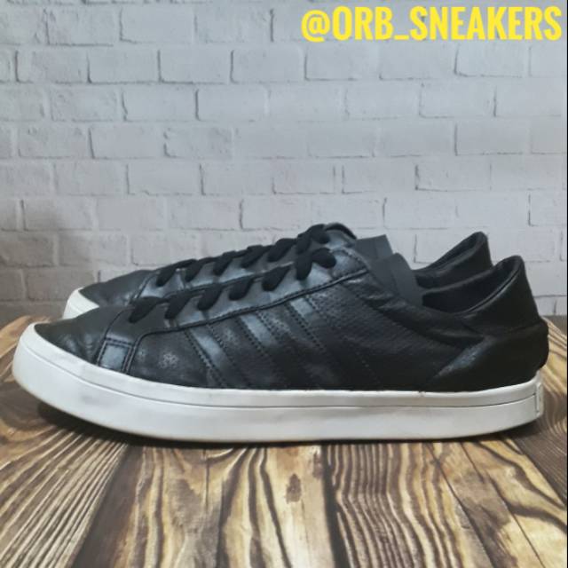 Adidas court hotsell vantage black leather