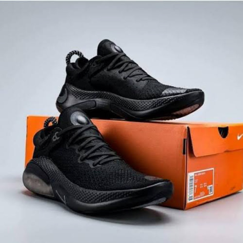 Nike joyride triple on sale black