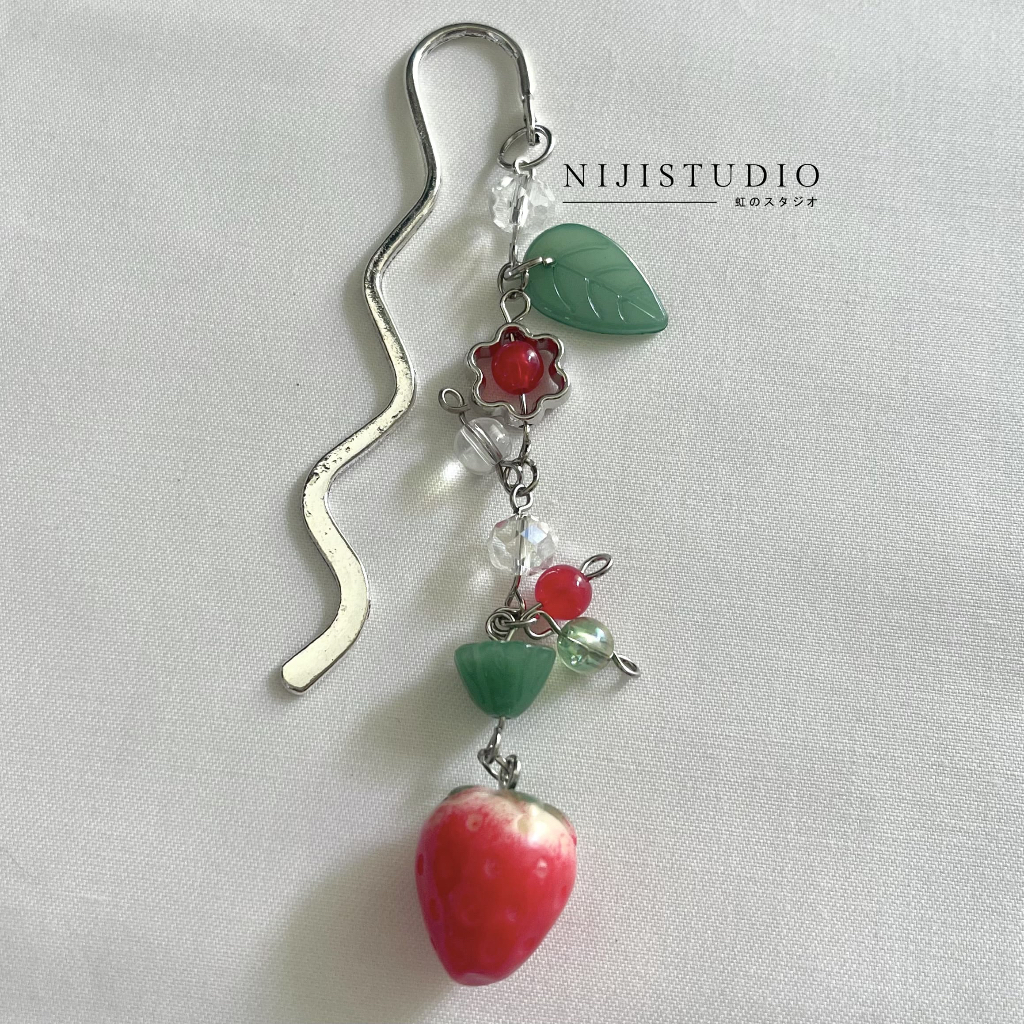 Jual whimsical strawberry coquette beads bookmark ‎♡₊˚ ・₊✧, penanda buku