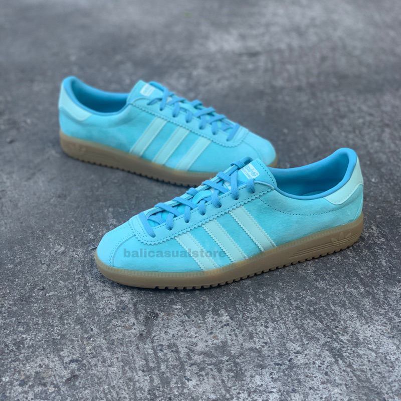 Adidas bermuda best sale light blue