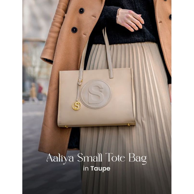 Detail Aaliya Tote Bag dari Buttonscarves, Monogram Tapis yang Bergaya  Timeless 