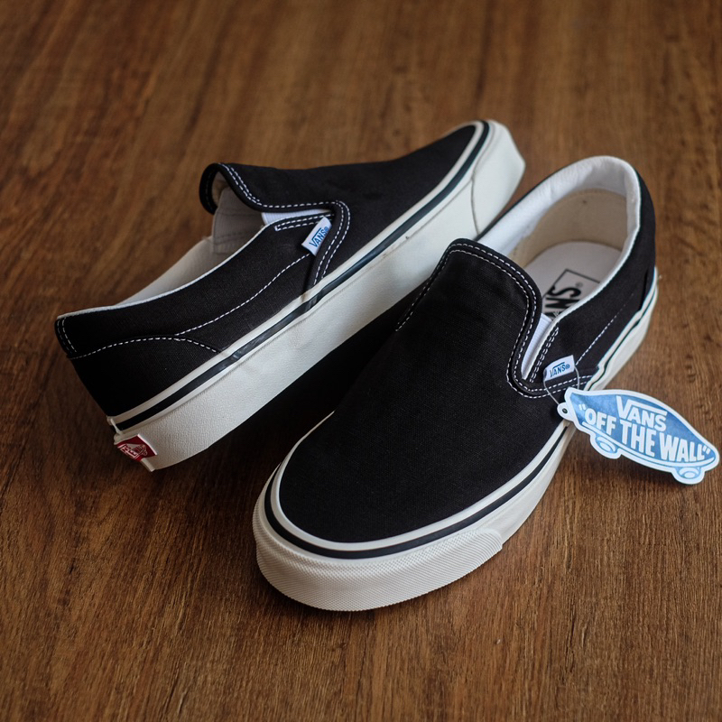 Vans anaheim slip on sale on black and white