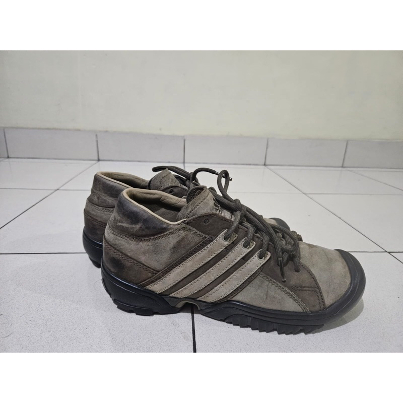 Adidas traxion hot sale harga