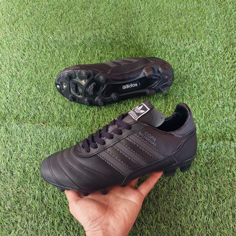 sepatu bola adidas blackout