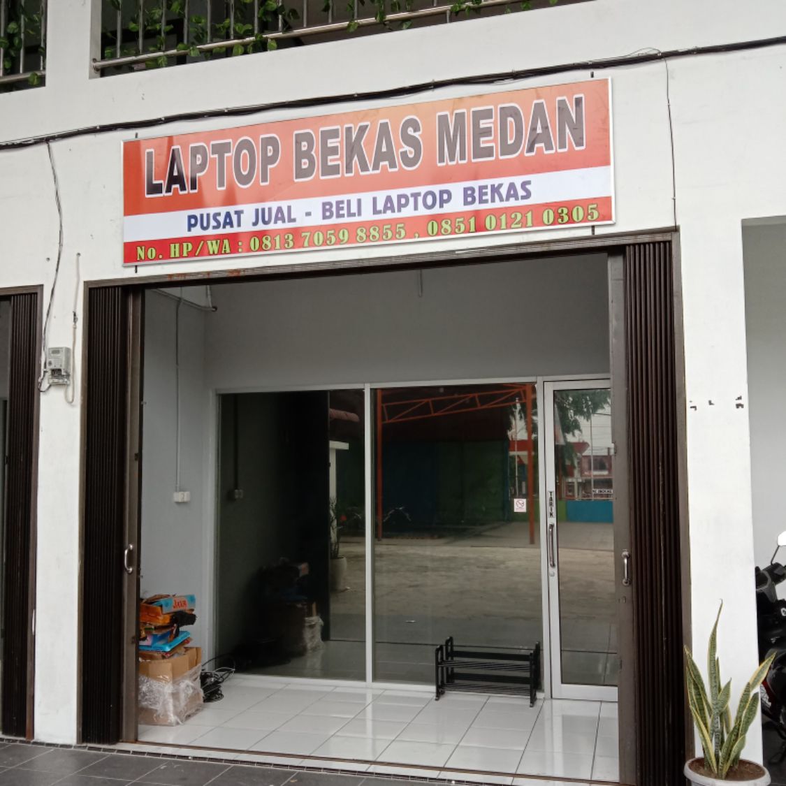 Produk laptop second yang tersedia di toko Shopee Indonesia