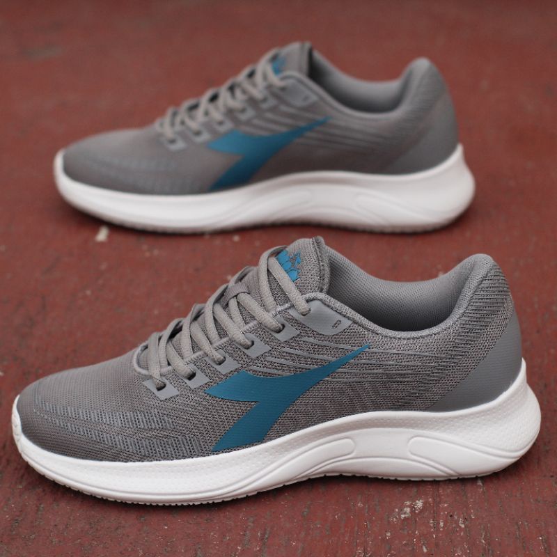 Diadora running outlet biru